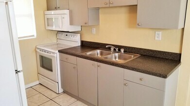 2176 Highland Ave in Ft. Myers, FL - Building Photo - Building Photo