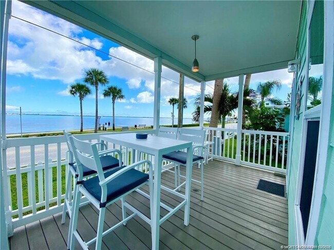 18 NE Nautical Pl in Jensen Beach, FL - Building Photo - Building Photo