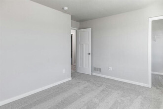 16609 Oakwood Dr in Urbandale, IA - Building Photo - Building Photo