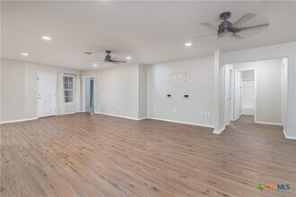 121 Castlewood Dr in Seguin, TX - Building Photo - Building Photo