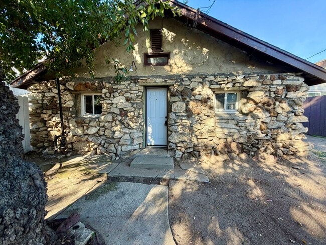 3058 Crescent Way in Thousand Oaks, CA - Foto de edificio - Building Photo