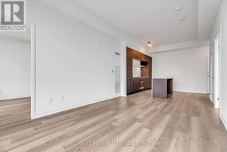 2 David Eyer Rd in Richmond Hill, ON - Building Photo - Building Photo