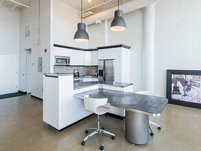 437 D St, Unit 5B in Boston, MA - Foto de edificio - Building Photo