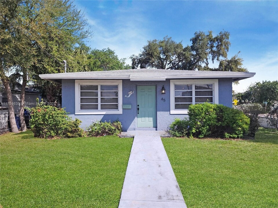 45 SW 7th Ave in Dania Beach, FL - Building Photo