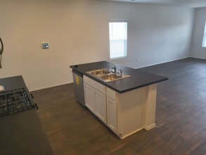 Room in House on Arnold Lp in Kyle, TX - Building Photo - Building Photo