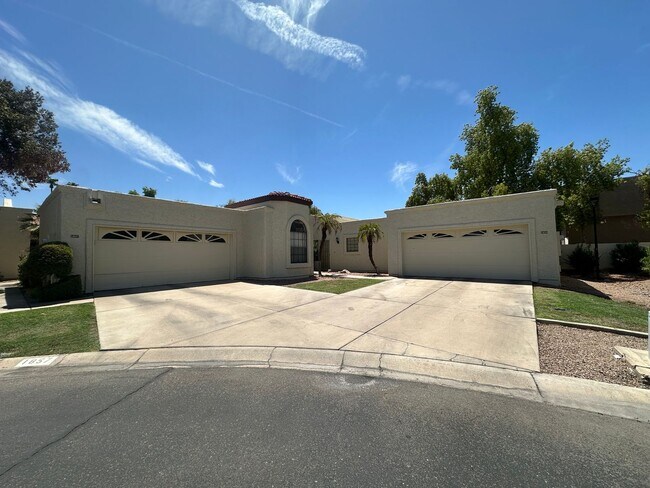 1855 E Sunburst Ln in Tempe, AZ - Building Photo - Building Photo
