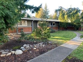 801 Ashland St in Ashland, OR - Building Photo