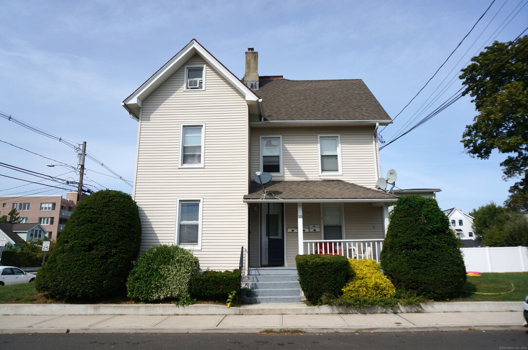 35 Cove Ave in Norwalk, CT - Foto de edificio