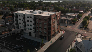 The Illiana in Whiting, IN - Foto de edificio - Building Photo