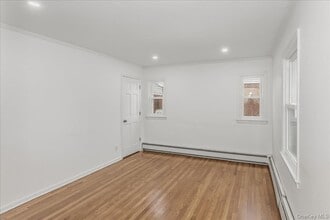 1016 Oaks Dr in Franklin Square, NY - Building Photo - Building Photo