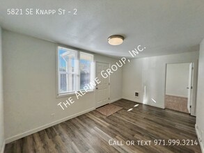 5821 SE Knapp St in Portland, OR - Building Photo - Building Photo