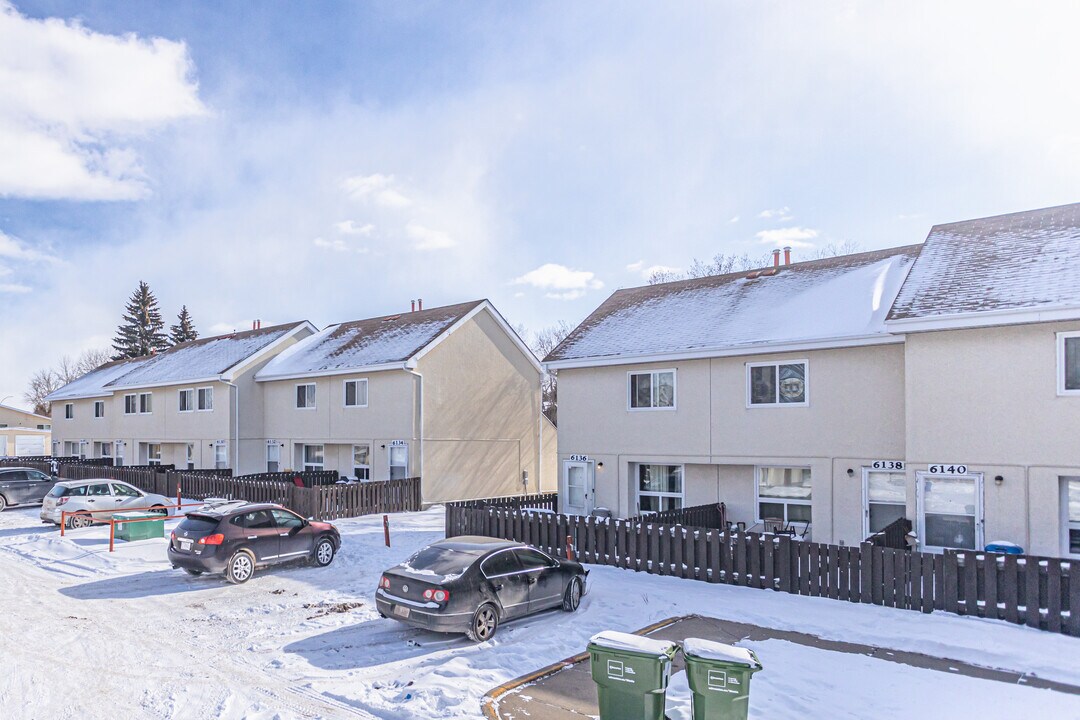 Hillview IV in Edmonton, AB - Building Photo