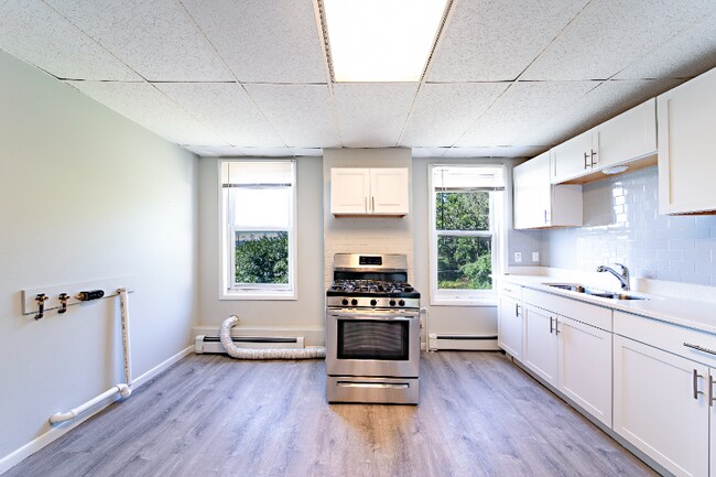 8 Stow Ave-Unit -Unit 2 in Troy, NY - Building Photo - Building Photo