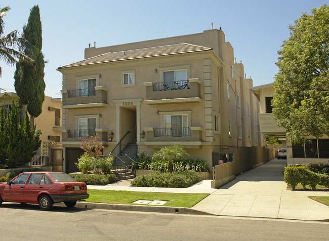 1325 N Poinsettia Pl in Los Angeles, CA - Building Photo - Building Photo