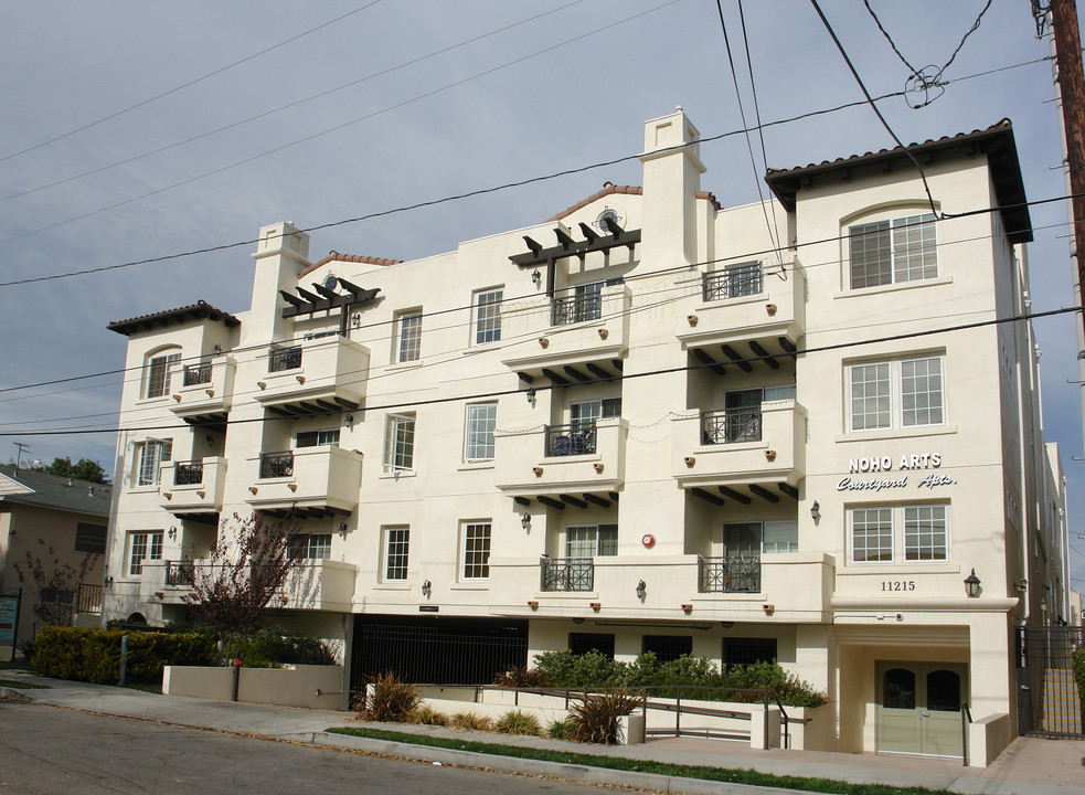 NOHO ARTS Courtyard in North Hollywood, CA - Foto de edificio