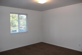 1550 NW Milwaukee Ave-Unit -D-13 in Bend, OR - Building Photo - Building Photo