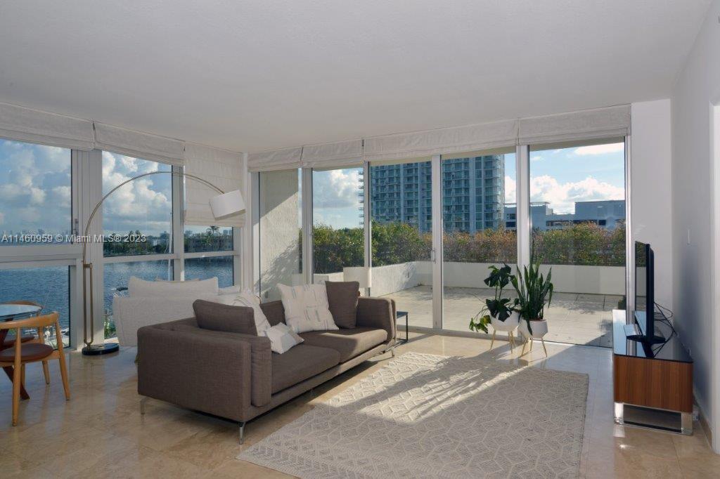 7929 West Dr, Unit 403 in North Bay Village, FL - Foto de edificio