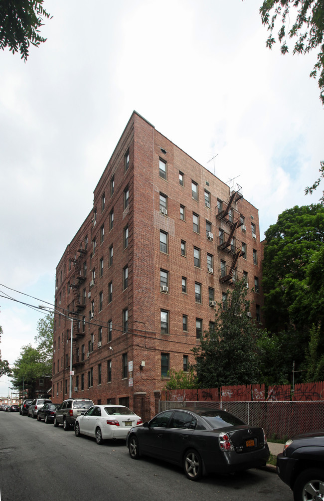 36-35 167th St in Flushing, NY - Foto de edificio - Building Photo