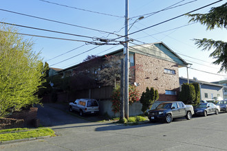 Juneau Apartments in Seattle, WA - Building Photo - Building Photo