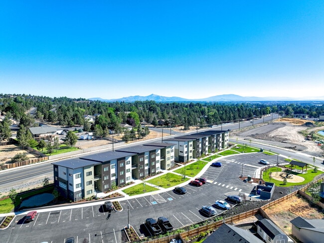 Linden Lofts in Redmond, OR - Foto de edificio - Building Photo