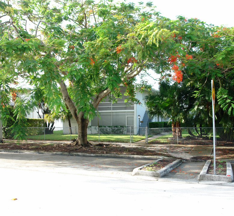 1964 NE 172nd St in Miami, FL - Foto de edificio