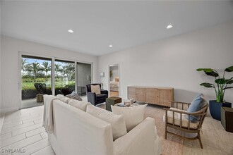 2326 Sawyers Hill Rd in Naples, FL - Foto de edificio - Building Photo