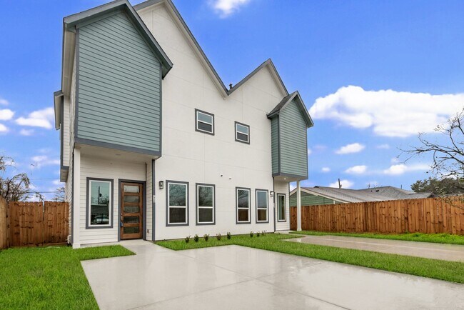 7315 Iwo Jima Rd in Houston, TX - Building Photo - Building Photo