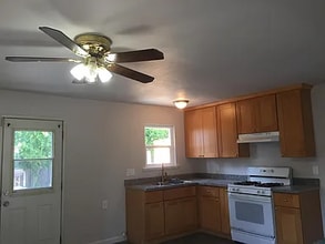 427 Mignot Ln in San Jose, CA - Foto de edificio - Building Photo