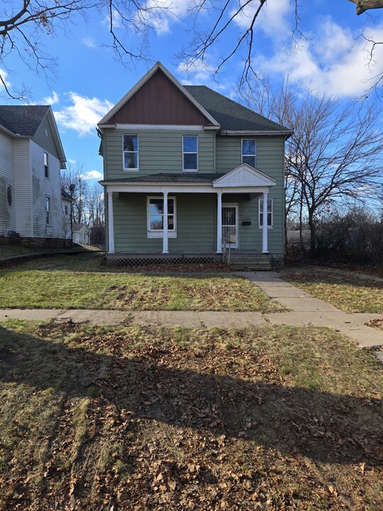 1709 S Main St in Burlington, IA - Foto de edificio