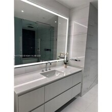300 Biscayne Boulevard Way in Miami, FL - Building Photo - Building Photo