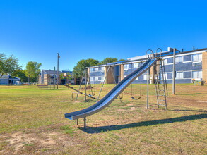 Blue Sky Apartments in Ardmore, OK - Foto de edificio - Building Photo