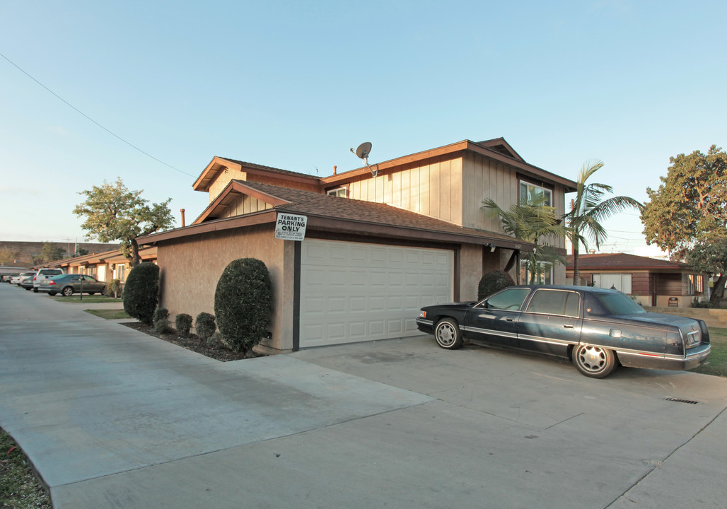 9438 Park St in Bellflower, CA - Building Photo