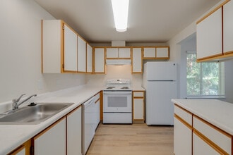 Allen Street in Kelso, WA - Building Photo - Interior Photo