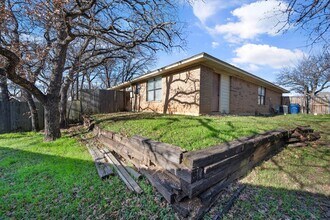 704 Woodland Ct in Kennedale, TX - Foto de edificio - Building Photo