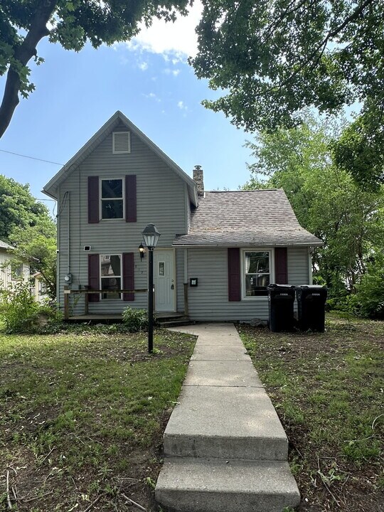 1217 Oak St in Beloit, WI - Building Photo