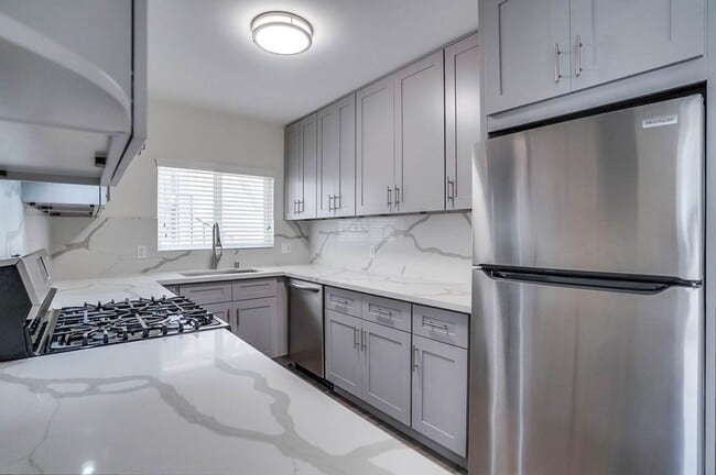 4111 Somerset Dr in Los Angeles, CA - Building Photo - Building Photo