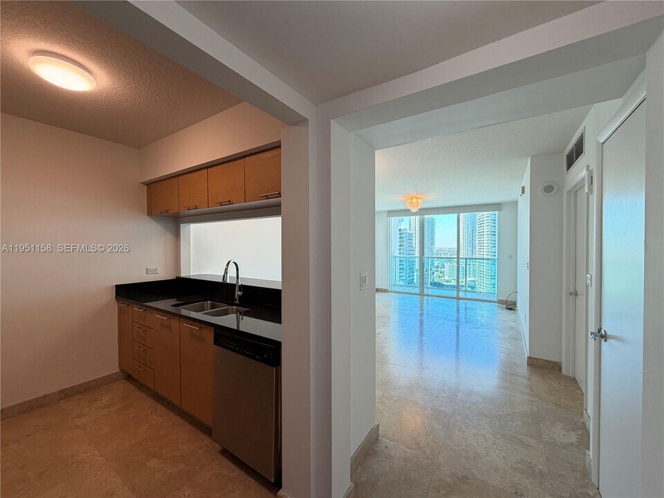 31 SE 5th St, Unit 3009 in Miami, FL - Building Photo