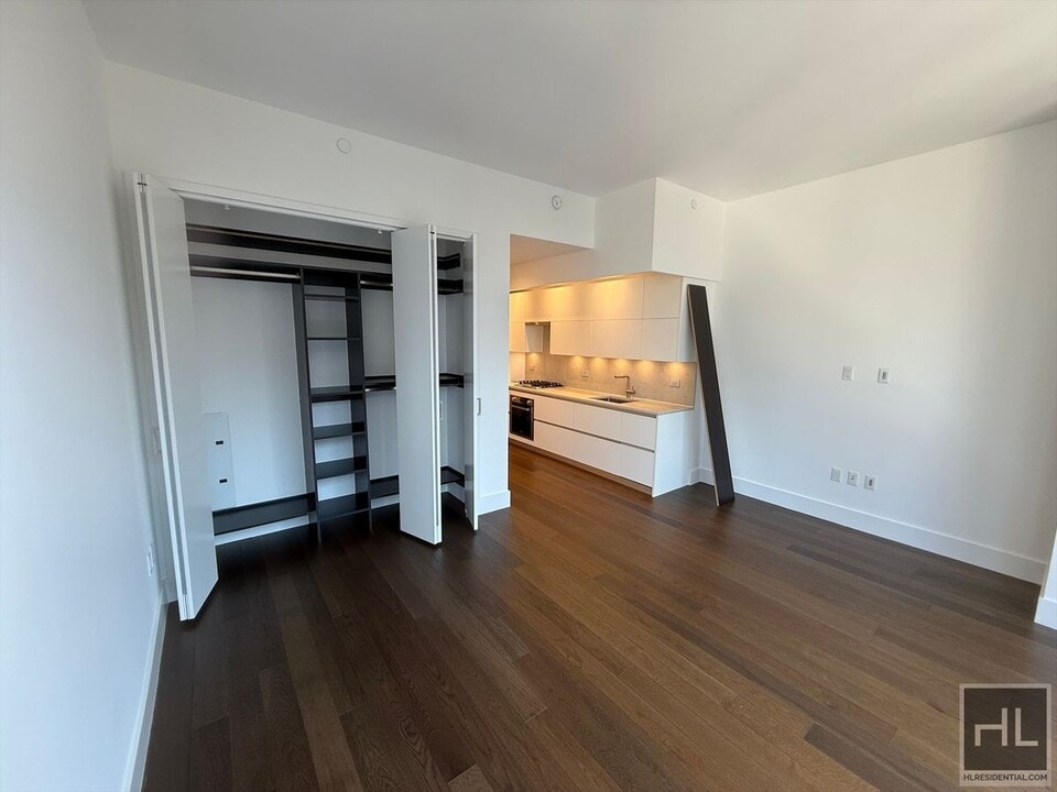 East 44th Street in New York, NY - Building Photo
