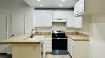 25007 Peachland Ave, Unit 221 in Santa Clarita, CA - Building Photo