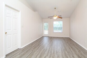 5600 W Shore Dr in Pensacola, FL - Building Photo - Building Photo