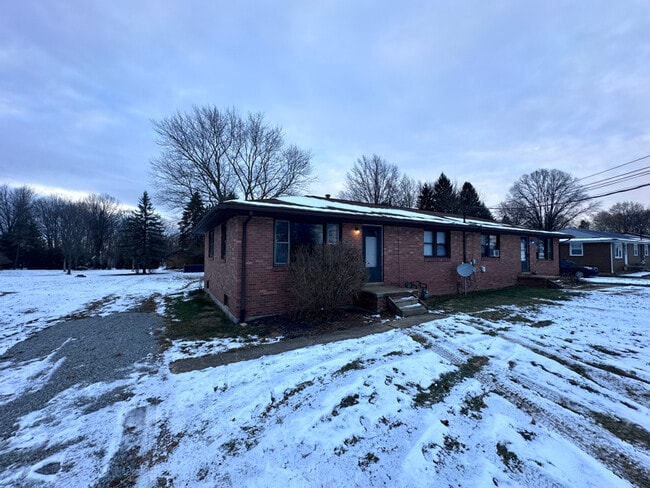 4526 Middletown Rd E in New Middletown, OH - Foto de edificio - Building Photo