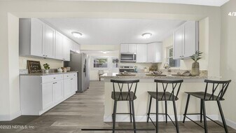 718 5th Ave N in Jacksonville Beach, FL - Building Photo