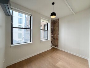 102 W Chicago Ave, Unit S in Chicago, IL - Building Photo - Building Photo