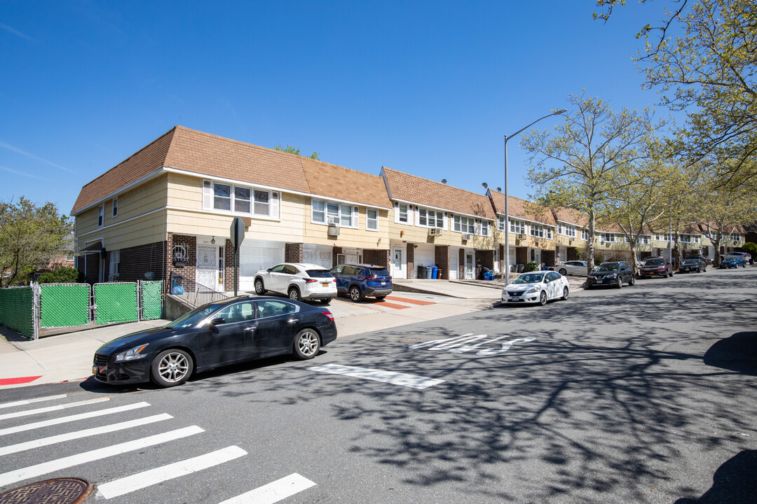 24001 68th Ave in Little Neck, NY - Building Photo