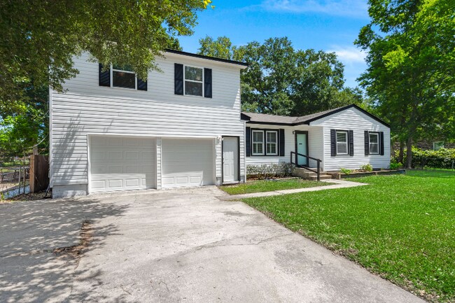property at 2720 N Oakridge Cir