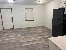 8 W 10th St in Washington, MO - Building Photo