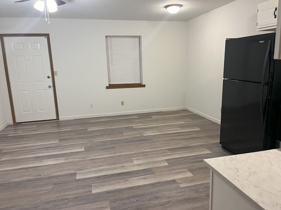 8 W 10th St in Washington, MO - Building Photo