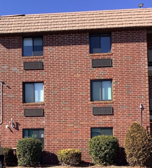 36 Cambridge Rd, Unit #205 in Woburn, MA - Foto de edificio - Building Photo