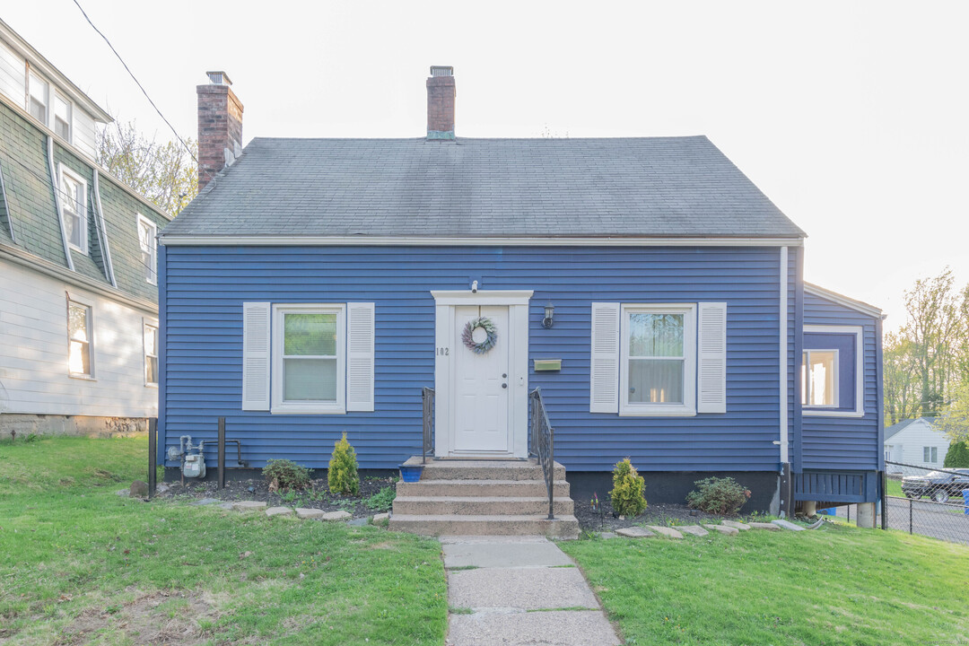 102 Greystone Ave in Bristol, CT - Building Photo