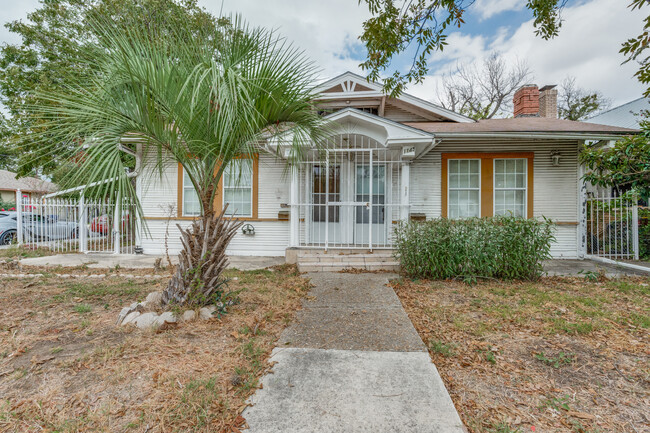 1147 W French Pl in San Antonio, TX - Building Photo - Building Photo